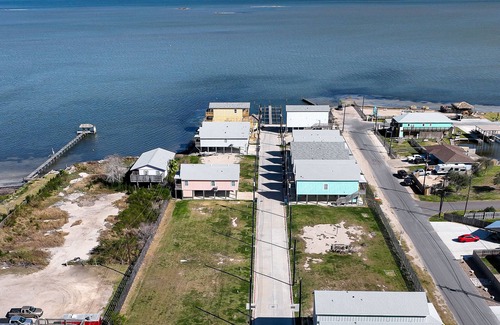 Flour Bluff House | 6/4 private boat slip! waterfront pool! 10 minutes to the beach!