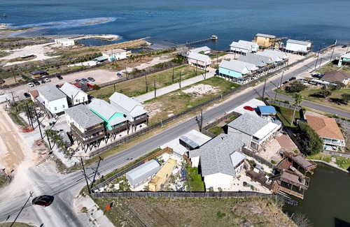 Flour Bluff House | 6/4 private boat slip! waterfront pool! 10 minutes to the beach!