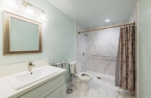 Altadena House | 6 BDRM Home, Big Backyard, Outdoor Deck & 🏀 Court