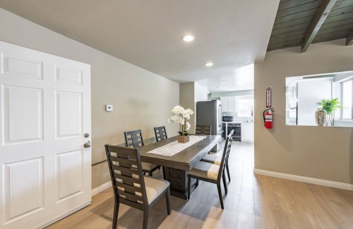 Altadena House | 6 BDRM Home, Big Backyard, Outdoor Deck & 🏀 Court