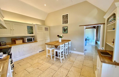 Eastleach House | 6 Bed, 4 Bath, Cottage in the Cotswolds with Wood Fired Hot Tub. Sleeps 11-14