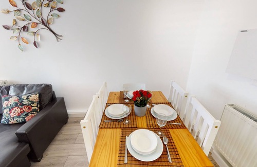 Chatham House | 6 Bed Charles House, Chatham - Kent