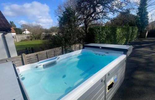 Severn Beach House | 6 Bed-Sleeps 10-Gym-HotTub-Garden-Parking