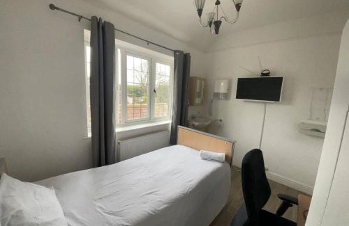 Severn Beach House | 6 Bed-Sleeps 10-Gym-HotTub-Garden-Parking