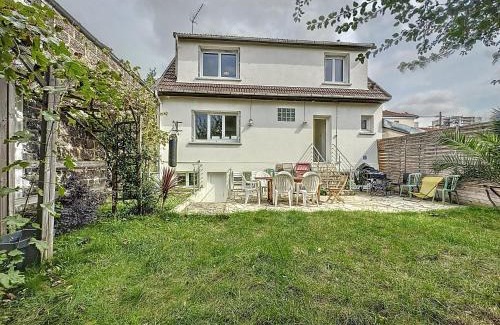 Saint-Denis House | 6 bedroom, 5 bathroom villa near Paris