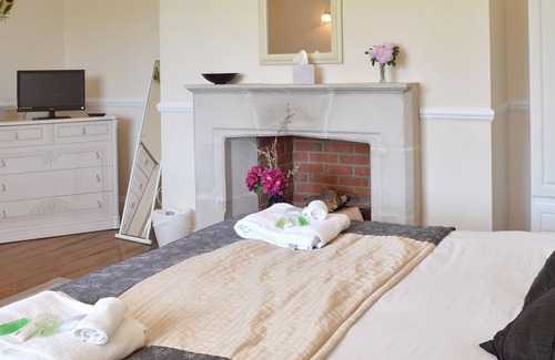 Longham Cottage | 6 bedroom accommodation in Dudsbury, Ferndown