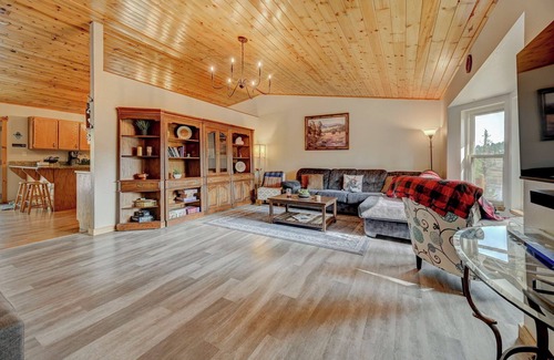 Spring Valley House | 6 Bedroom Cabin w/Galactic Lake View, Hot Tub, WiFi, Family Adventures and MORE!
