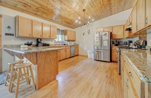 Spring Valley House | 6 Bedroom Cabin w/Galactic Lake View, Hot Tub, WiFi, Family Adventures and MORE!