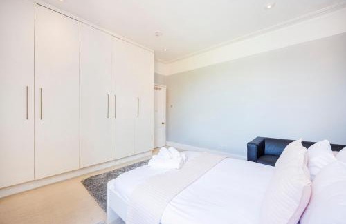 South Acton House | 6 Bedroom House by AV Stays Acton Sleeps 12 Free Parking