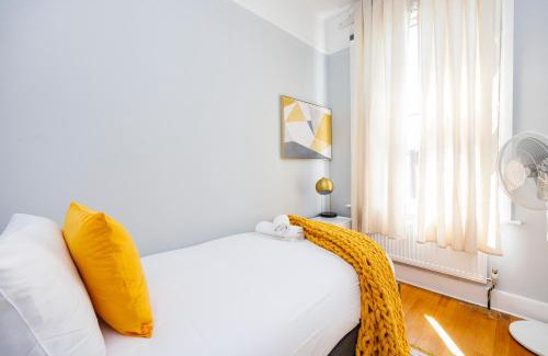South Acton House | 6 Bedroom House by AV Stays Acton Sleeps 12 Free Parking