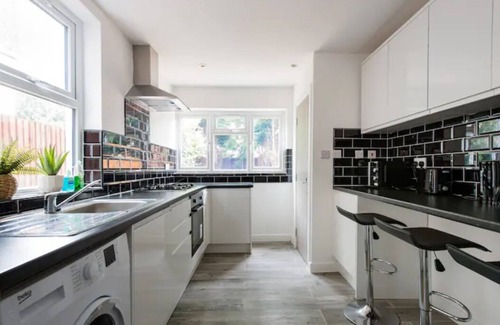 Watford House | 6 Bedroom house with 6 Baths-Perfect for big groups