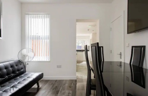 Watford House | 6 Bedroom house with 6 Baths-Perfect for big groups