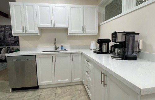 Mineola House | 6 Bedroom Ranch Bungalow in Port Credit.