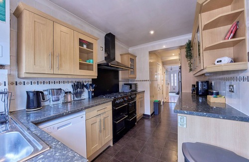 Slough House | 6 bedroom Town House in Slough Central