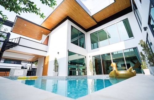 Nong Prue Villa | 6-bedroom villa in superb Muang Pattaya with WiFi, AC, fitness roomnnnn