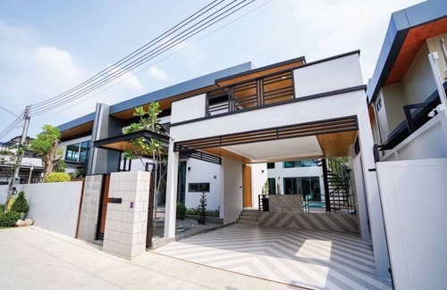Nong Prue Villa | 6-bedroom villa in superb Muang Pattaya with WiFi, AC, fitness roomnnnn