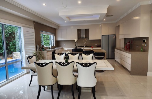 Kellyville House | 6 bedrooms, swimming pool, Spa - 5 star home