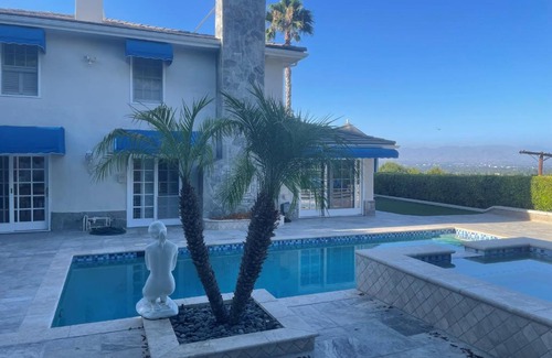 Los Angeles House | 6 beds and 6 baths home at Tarzana LA