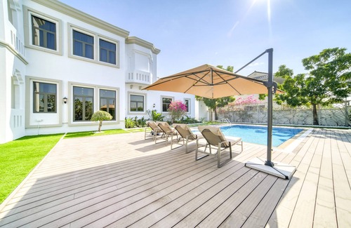 Palm Jumeirah Villa | 6-br Elegant Villa on Palm Jumeirah with Big Garden Space