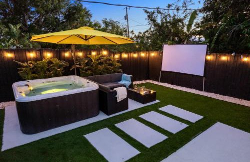 South Bradenton Villa | 6 BR Pool Family Getaway near Coquina Beach