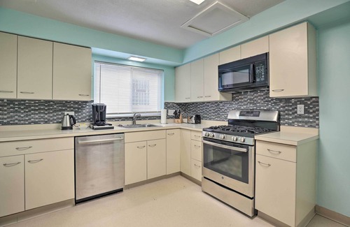 Squirrel Hill House | 6 Mi to Dtwn: Pittsburgh Townhome w/Porch