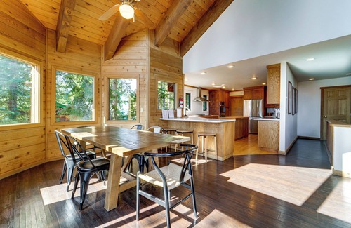 Kingswood Estates Cabin | 6 Mi to Ski Slopes! Family Tahoe Cabin w/3 Decks