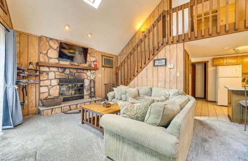 Greentown House | 6 Mi to Skiing Poconos Winter Escape!
