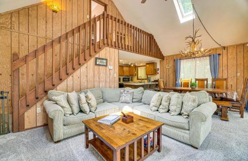 Greentown House | 6 Mi to Skiing Poconos Winter Escape!