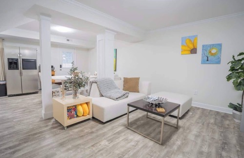 North Raleigh Apartment | 6 Min to North Hills - Private deck - In Unit Washer and Dryer