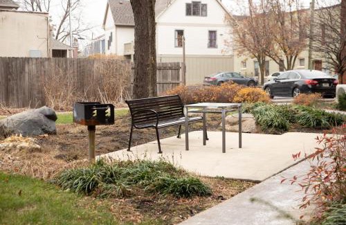 Chatham-Arch Apartment | 6 modern apts near nightlife & attractions