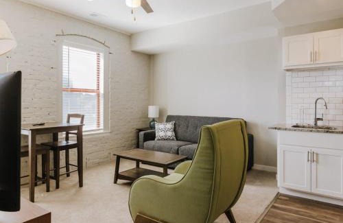 Chatham-Arch Apartment | 6 modern apts near nightlife & attractions