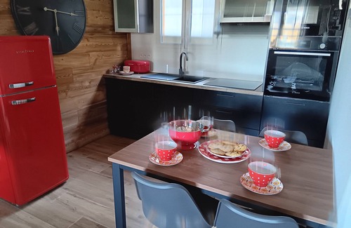 Les Angles Ski Chalet | 6-person chalet 200 meters from the ski slopes, garage and terrace with view of Lake Matemale