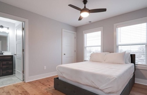 Phoenix Hill House | 6 Queen and 4 Twin beds
