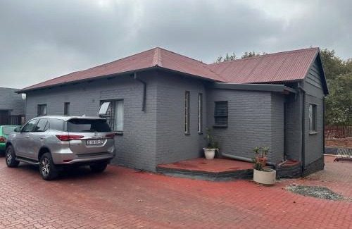 Bezuidenhout Valley Apartment | 6 the Curve unit 27