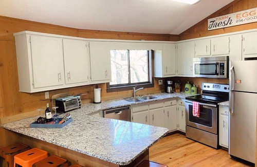Cleveland Cabin | 602 FIVE Star Reviews | Views | Pool Table & Ping Pong | Pet Friendly | Firepit