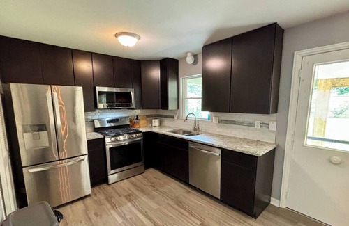 Royal Manor House | 603 Fenchurch Way-Ranch-Hot Tub-2 King Beds, Ranch-Hot Tub-Pets-2 King Beds-Kids-Fenced Yard