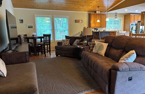 Byrdstown House | 625 Frisco Ln, just up the hill from Sunset Marina, 4.4 miles from Byrdstown