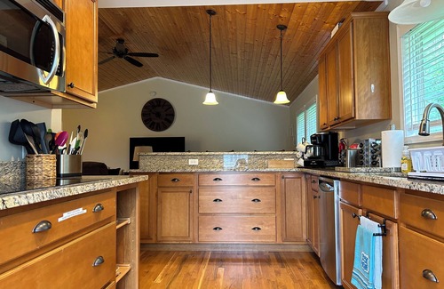 Byrdstown House | 625 Frisco Ln, just up the hill from Sunset Marina, 4.4 miles from Byrdstown