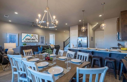 Santa Clara House | 65-66| Sleeps 38 * Pvte Pool *Hot Tubs* Fire Pit