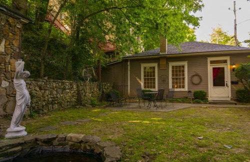 Eureka Springs Historic District Villa | 66 Center - Carriage House