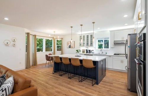 Central District House | 6B/4BA SFH in Leschi w/backyard 8 Beds Sleeps 16