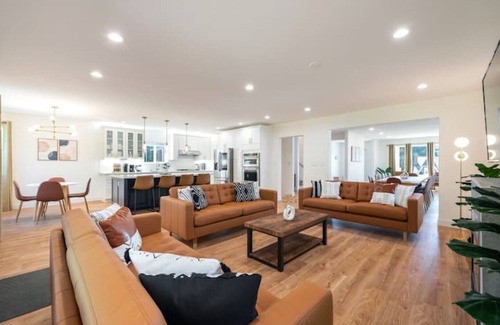 Central District House | 6B/4BA SFH in Leschi w/backyard 8 Beds Sleeps 16