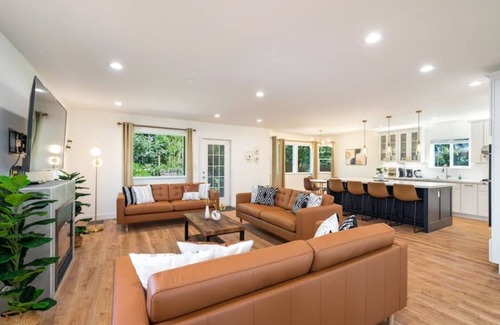 Central District House | 6B/4BA SFH in Leschi w/backyard 8 Beds Sleeps 16
