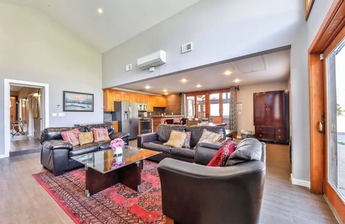 Hunter House | 6BR/7bath Luxury home Hot Tub in Hunter Catskills