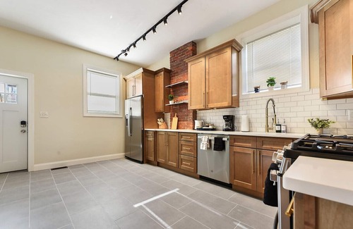 Larimer House | 6BR+Free Parking+Pet Friendly+5 Min From Bakery Sq