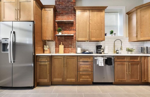 Larimer House | 6BR+Free Parking+Pet Friendly+5 Min From Bakery Sq