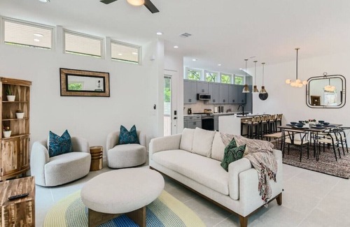 Austin House | 7 BDRM Compound DT Austin I Clubhouse I Heated Pool March 2025 I SXSW Top Spots!