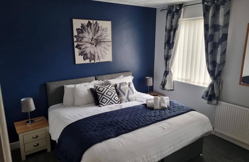 Blackpool House | 7-bed Beachside Retreat - Free Parking & Pets!