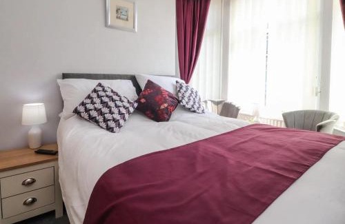 South Shore House | 7-Bed Beachside Retreat - Sleeps 14 & Pet Friendly