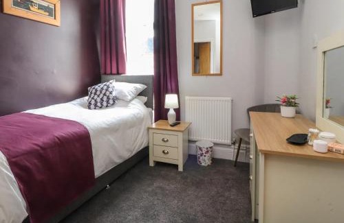 South Shore House | 7-Bed Beachside Retreat - Sleeps 14 & Pet Friendly